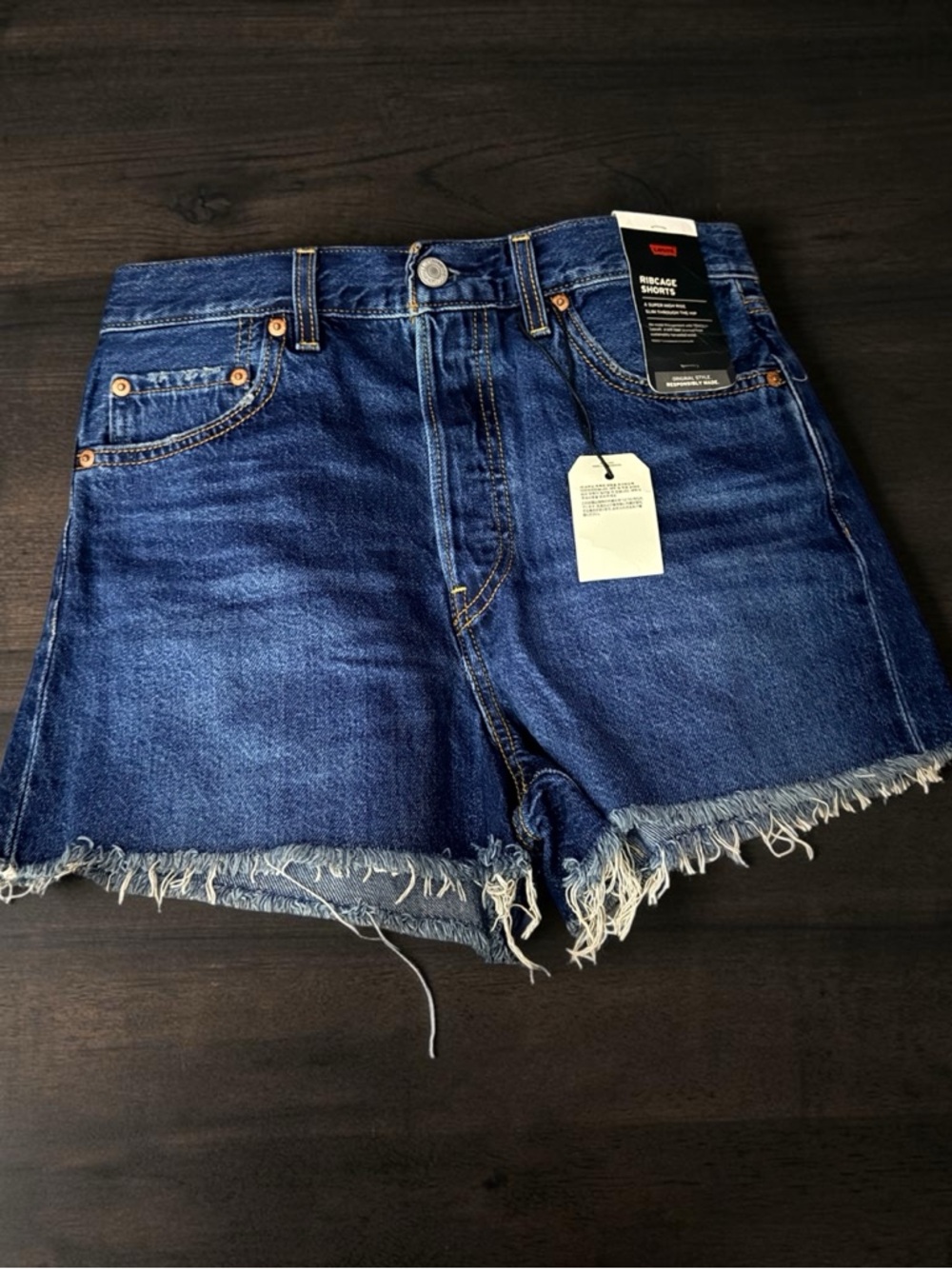 LEVI’S NEW WITH TAGS RIBCAGE DARK BLUE WASH ULTRA HIGH RISE DENIM SHORTS SIZE 29